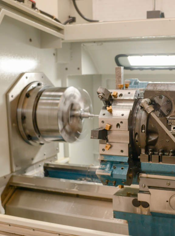 Máquina de usinagem em operação na Stelmec